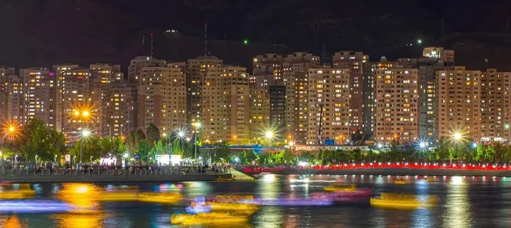 جاهای دیدنی تهران در شب: دریاچه چیتگر